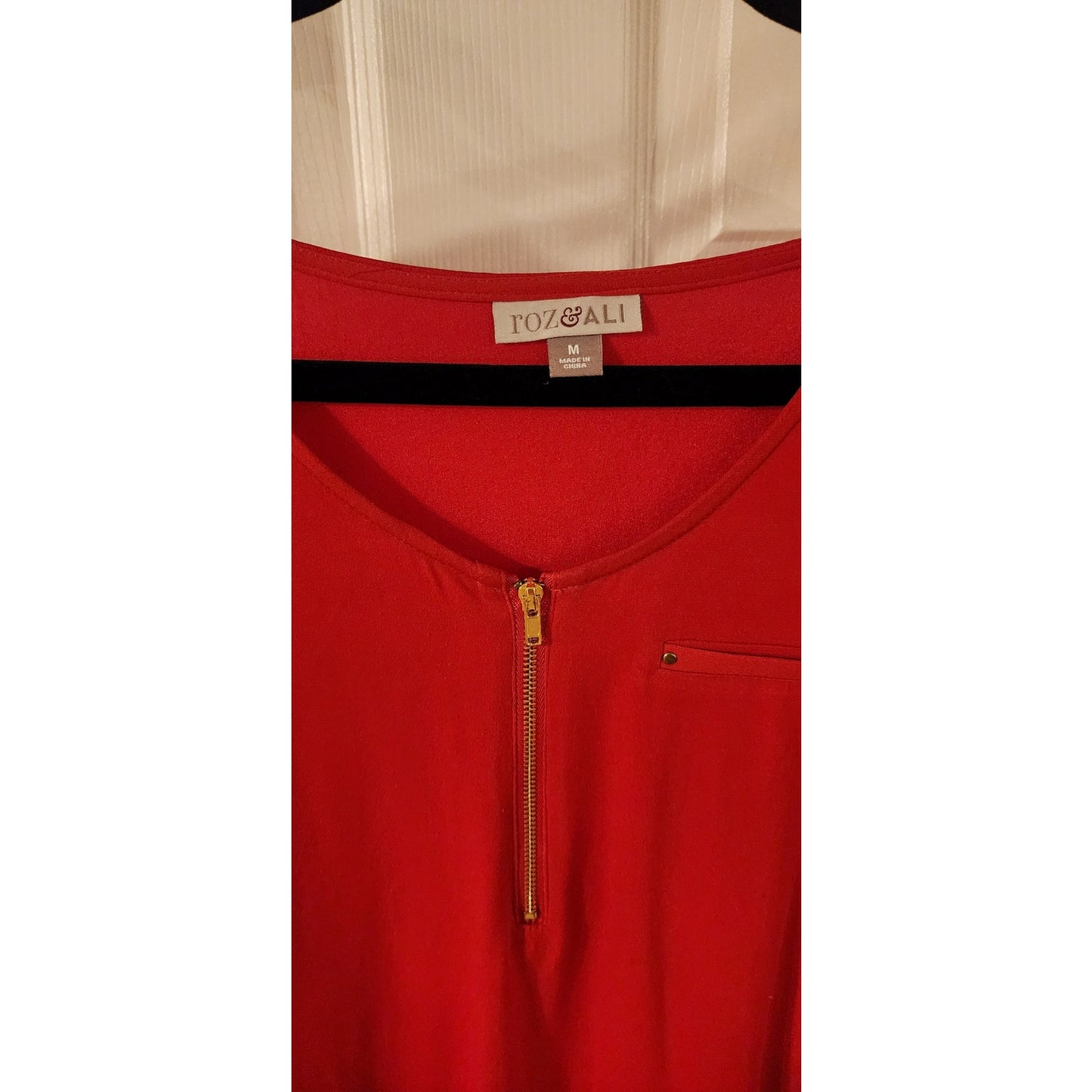 ROZ & ALI - M - Red Top with Zipper and fake Pocket - CUTE!!