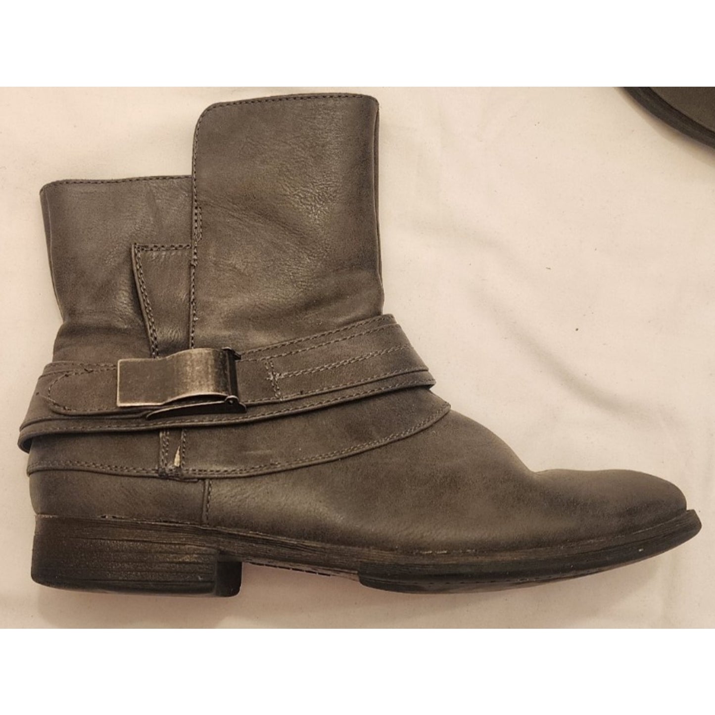UnR8ted - Sz 9M - *Barcelona* - Grey Buckle - Ankle Booties