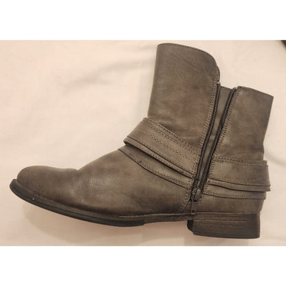 UnR8ted - Sz 9M - *Barcelona* - Grey Buckle - Ankle Booties