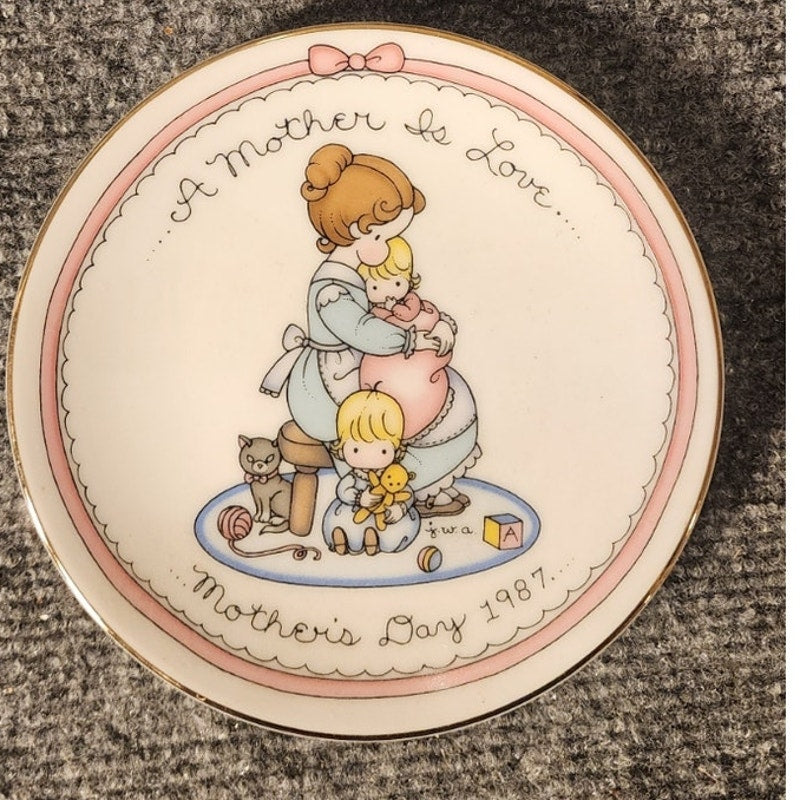 Vintage 1987 Avon Mothers Day Plate A Mother Is Love Porcelain Boxed