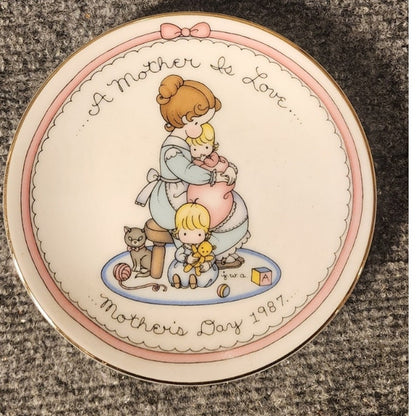 Vintage 1987 Avon Mothers Day Plate A Mother Is Love Porcelain Boxed