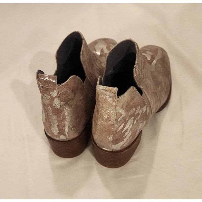 Seychelles Offstage Metallic Silver Gold Chelsea Ankle Booties Women's Size 8