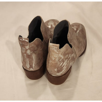 Seychelles Offstage Metallic Silver Gold Chelsea Ankle Booties Women's Size 8