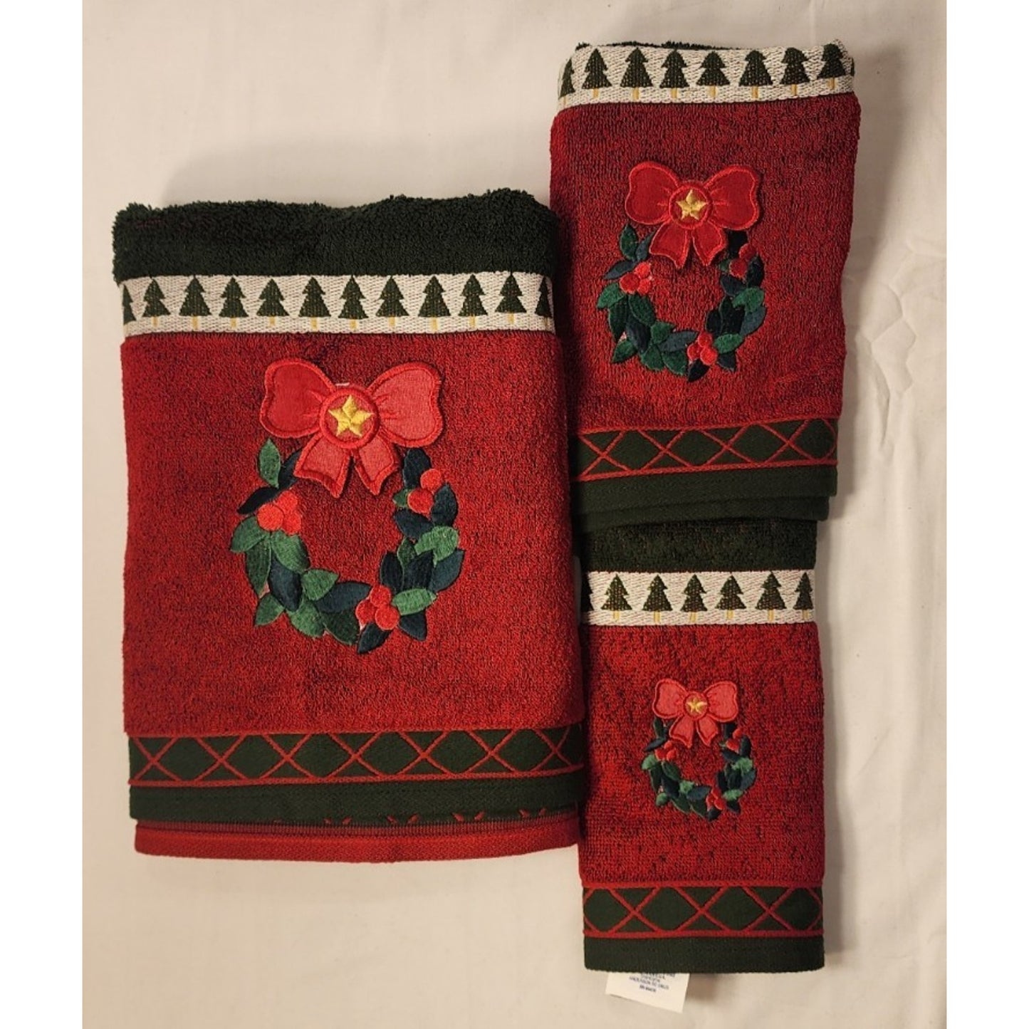 New - Vintage 3 PC SET - Embroidered Red, Green, White - Wreath -Towel set