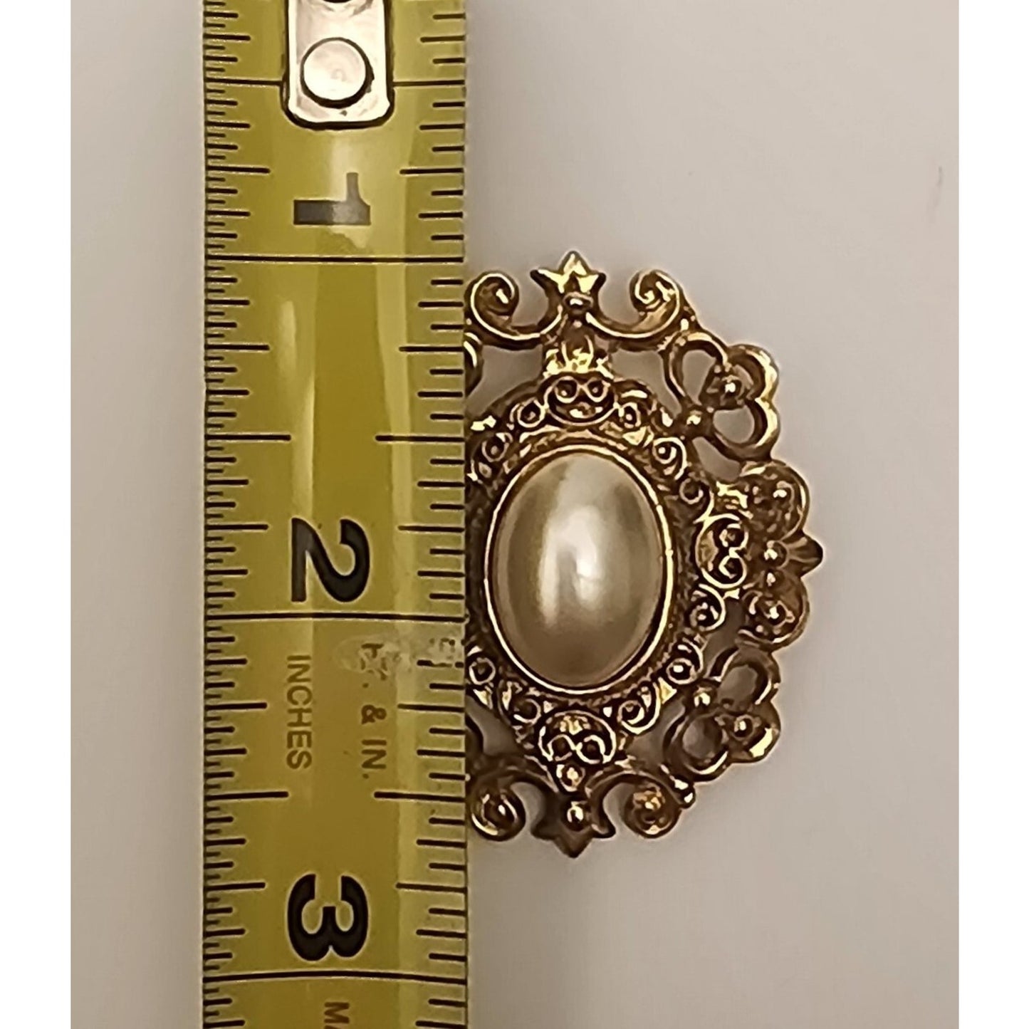 Faux Pearl - Scalloped Filigree Oval Brooch Pin - Gold Toned