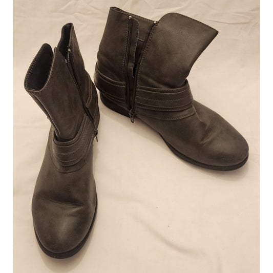UnR8ted - Sz 9M - *Barcelona* - Grey Buckle - Ankle Booties