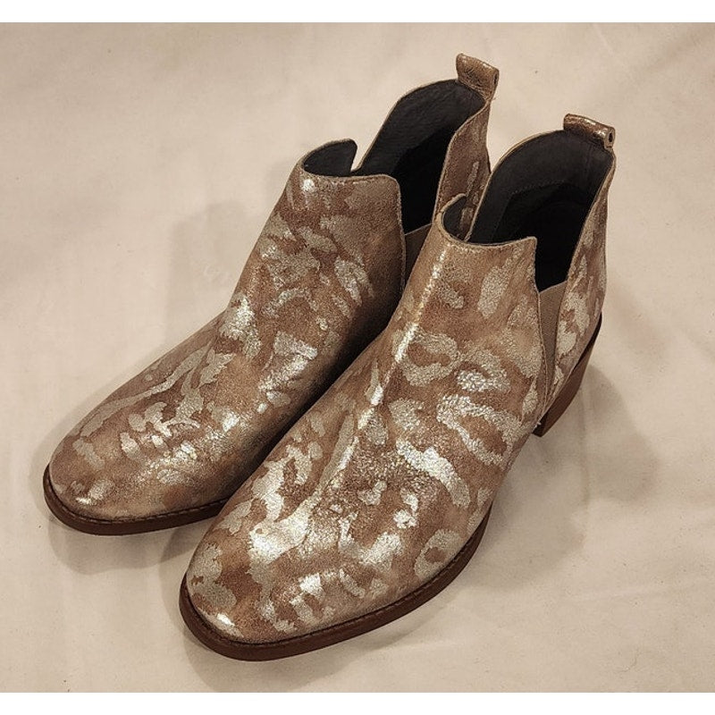 Seychelles Offstage Metallic Silver Gold Chelsea Ankle Booties Women's Size 8