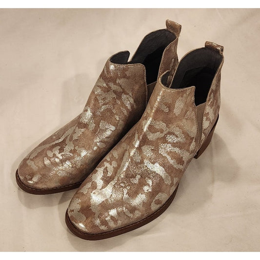 Seychelles Offstage Metallic Silver Gold Chelsea Ankle Booties Women's Size 8