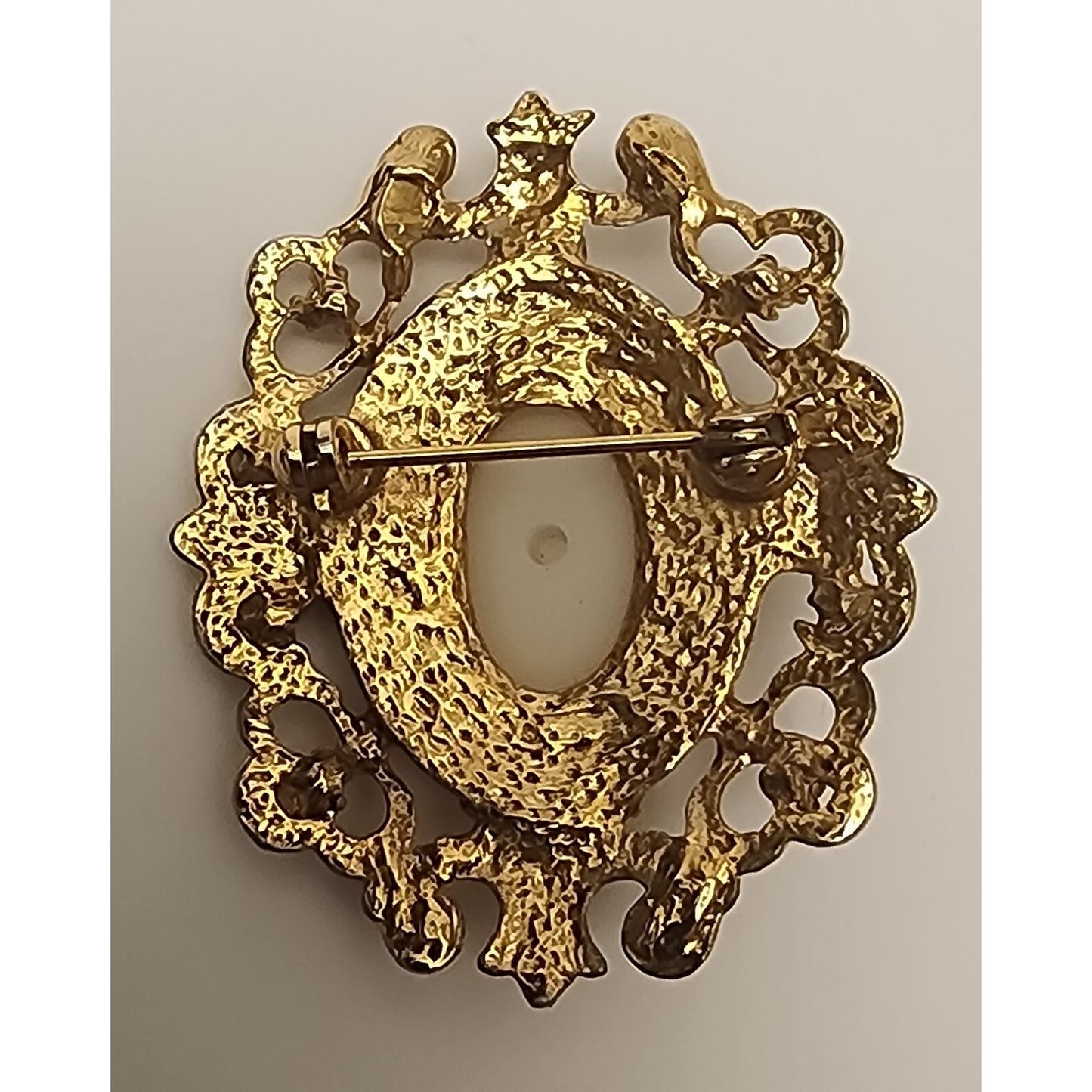 Faux Pearl - Scalloped Filigree Oval Brooch Pin - Gold Toned