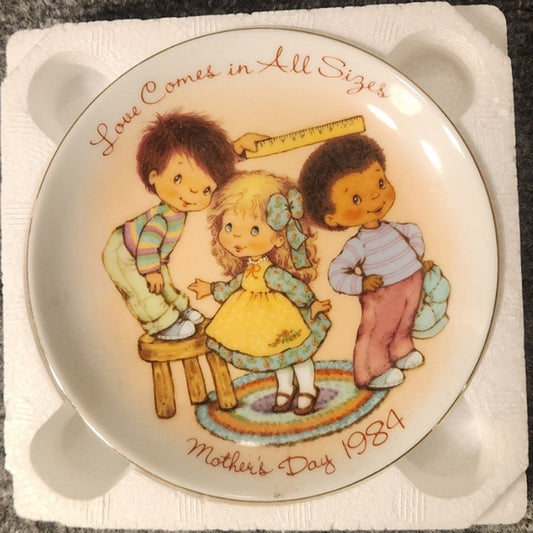 Vintage 1984 Avon Mothers Day Plate Love Comes in All Sizes Porcelain Boxed COA
