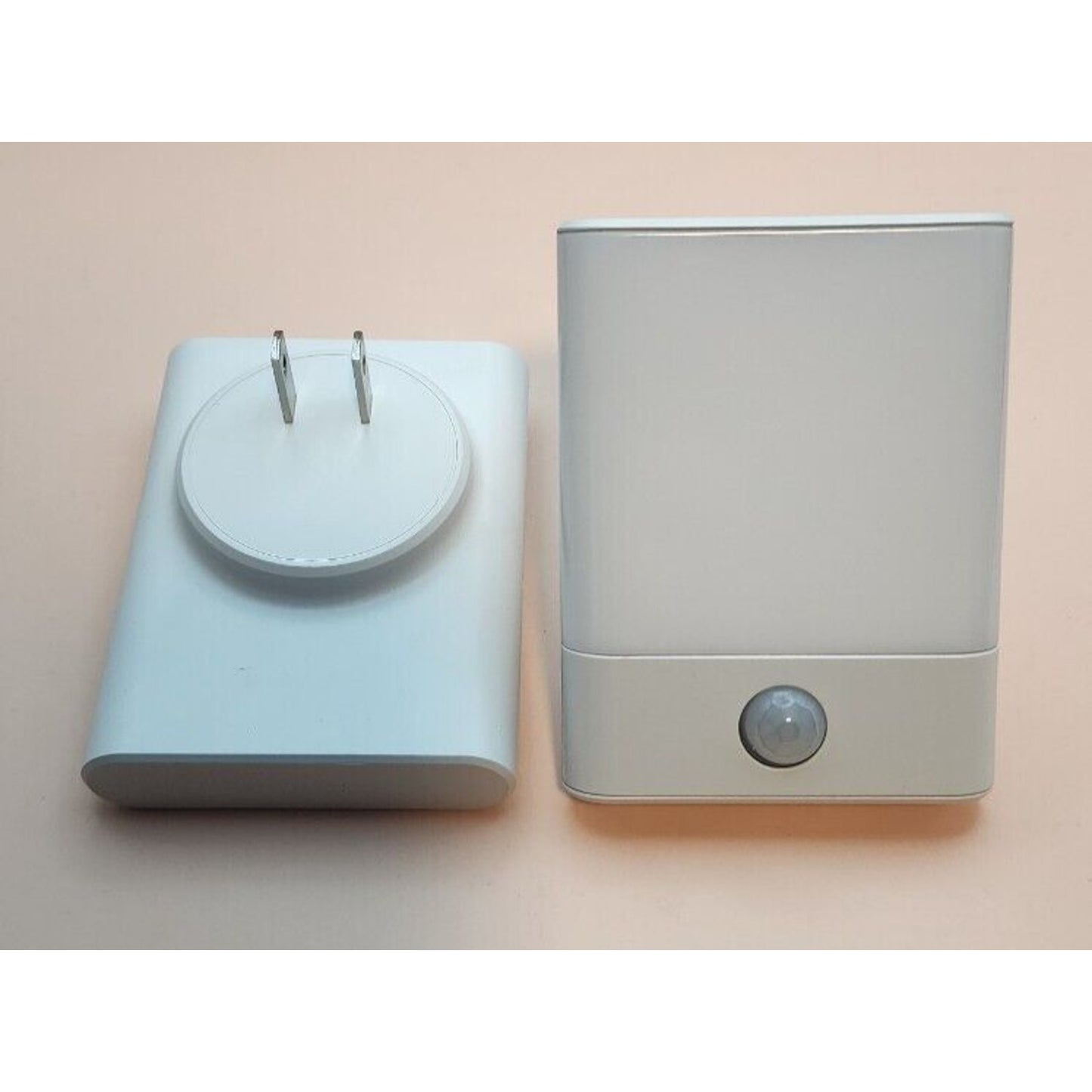 BriVIVI - Motion Sensor Night Light - Dusk to Dawn Sensor - Adjust. Brightness