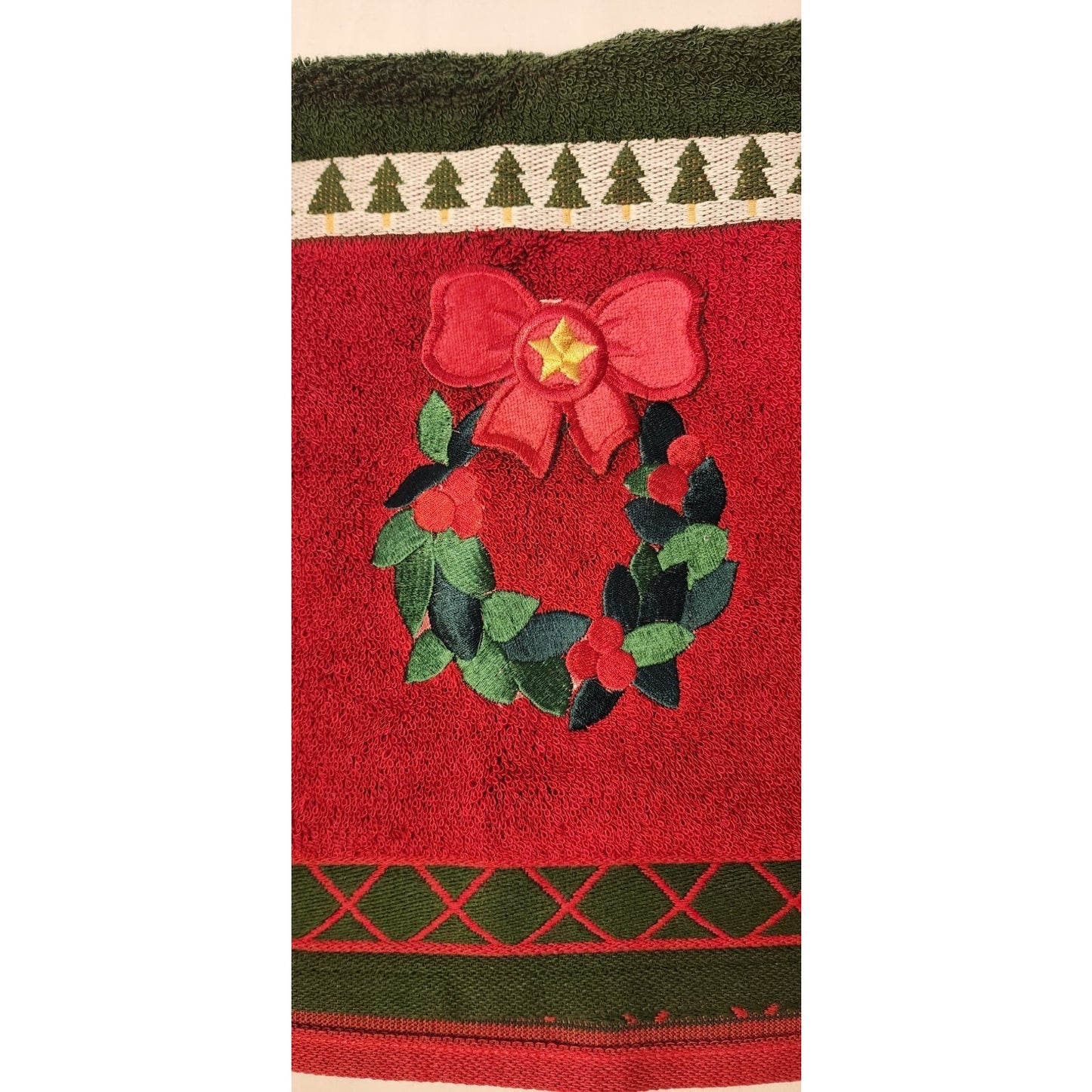 New - Vintage 3 PC SET - Embroidered Red, Green, White - Wreath -Towel set